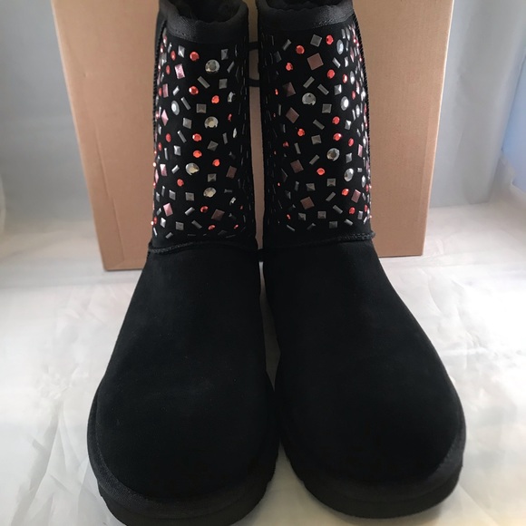 UGG CLASSIC SHORT STUD II Boots Size 8,10 - Picture 2 of 12